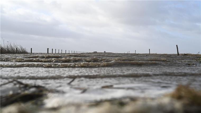 Blick über die von der Nordsee überfluteten Salzwiesen zur ehemaligen Bohrinsel bei Dyksterhusen.