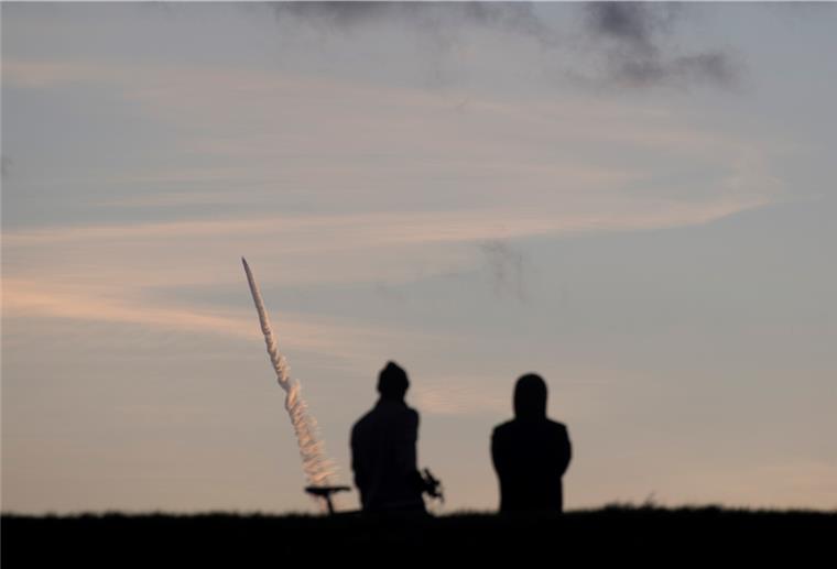 Blick vom anderen Weserufer auf den „Raketenstart“ über Nordenham.