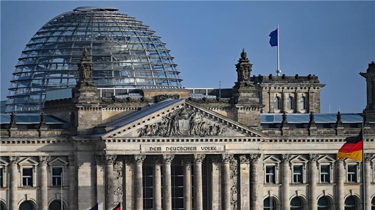 Bundestag beschließt Digitale-Dienste-Gesetz Blick vom Bundeskanzleramt auf die Kuppel von dem Reichstagsgebäude mit dem Bundestag. Der Bundestag hat das Digitale-Dienste-Gesetz beschlossen.