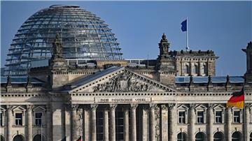 Blick vom Bundeskanzleramt auf die Kuppel von dem Reichstagsgebäude mit dem Bundestag. Der Bundestag hat das Digitale-Dienste-Gesetz beschlossen.