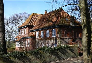 Blick vom Friesenhügel auf das Steinhaus in Langwarden. Es soll aus Steinen der Olde Kerke gebaut worden sein und ist das älteste Steinhaus Butjadingens.