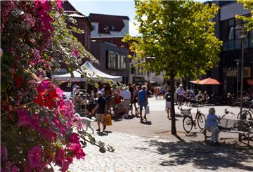 Blick vom Kaemmererplatz in die Cuxhavener Fußgängerzone Nordersteinstraße: Wo sich heute ein Geschäft ans nächste reiht (rechts), stand früher das Karstadt-Kaufhaus. Das Umfeld wurde von der Stadt neu gestaltet, um die Aufenthaltsqualität zu erhöhen.
