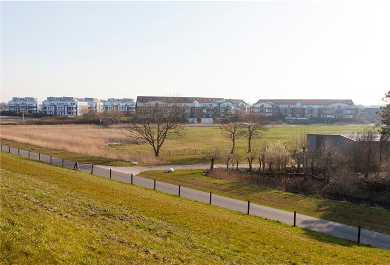 Blick vom Seedeich in Dorum-Neufeld: Auf der grünen Wiese zwischen den Siedlungsteilen im Vordergrund (rechts) und den Appartmenthäusern (links) soll das neue Hotel entstehen.