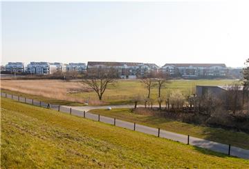 Blick vom Seedeich in Dorum-Neufeld: Auf der grünen Wiese zwischen den Siedlungsteilen im Vordergrund (rechts) und den Appartmenthäusern (links) soll das neue Hotel entstehen.