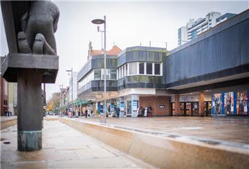 Blick vom Werftbrunnen auf das ehemalige Karstadt-Gebäude. Bald ist dieser Anblick Geschichte.