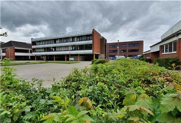Blick von der Alsumer Straße auf die Oberschule Dorum: Von links bis zur Mitte erstreckt sich ein Altbau, der Anfang kommenden Jahres abgerissen wird. Dahinter ist ein Teil des neuen Klassentraktes zu sehen. Rechts befindet sich die Turnhalle, die erhalten bleibt.