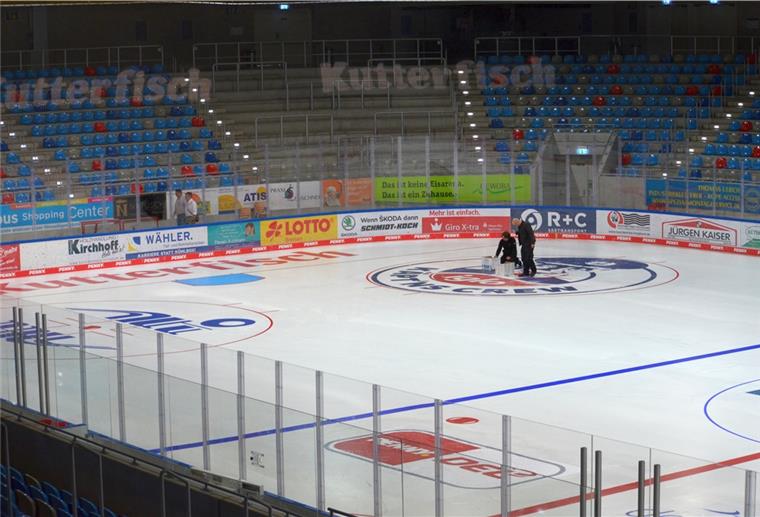 Es gibt wieder Eis in der Eisarena Blick von der Tribüne auf das Spielfeld der Bremerhavener Eisarena.