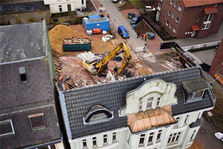 Blick von oben auf die Abrissarbeiten an der Bahnhofstraße: Am späten Vormittag stand nur noch die Fassade des Hotels.