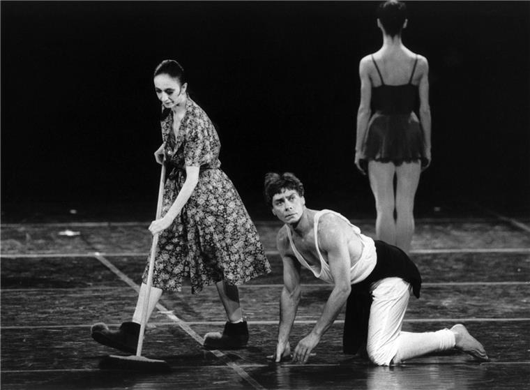 Blick zurück: Marcia Haydee (l) als Putzfrau und der Ballettdirektor der Hamburgischen Staatsoper John Neumeier (kniend, M) als „Er“ proben 1988 für die Uraufführung des Balletts „über Ionesco: Hamburger Impromptu/Die Stühle“ während der 14. Hamburger Ballett-Tage.