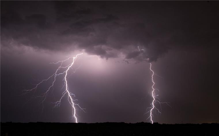 Blitz und Donner: In Bremerhaven und Schiffdorf hat es in der Nacht zu Freitag ordentlich gerumst.