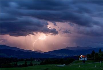 Blitze entladen sich über den Alpen während eines aufziehenden Gewitters. Blitze, Donner, Regen: Der Deutsche Wetterdienst (DWD) sagt schwere Unwetter voraus.