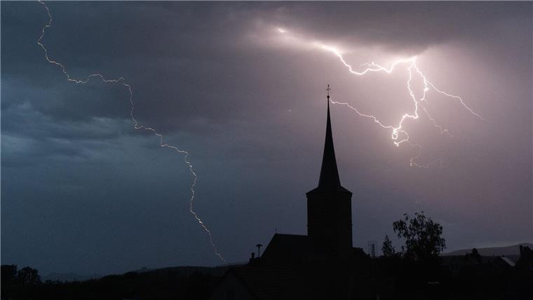 Trockenes, sonniges Sommerwetter geht zu Ende Blitze entladen sich aus einer Gewitterwolke.