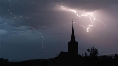 Blitze entladen sich aus einer Gewitterwolke.
