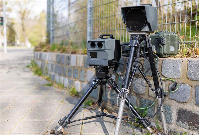 Ein Geschwindigkeits-Messsystem vom Typ Poliscan FM1 des Herstellers Vitronic steht während des sogenannten Blitzmarathons in einer Dreißiger-Zone am Straßenrand.