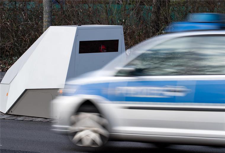 Blitzer im Einsatz: Mobile Blitzer in Bremerhaven sorgen für Tempokontrollen auf der Barkhausenstraße und weiteren Straßen.