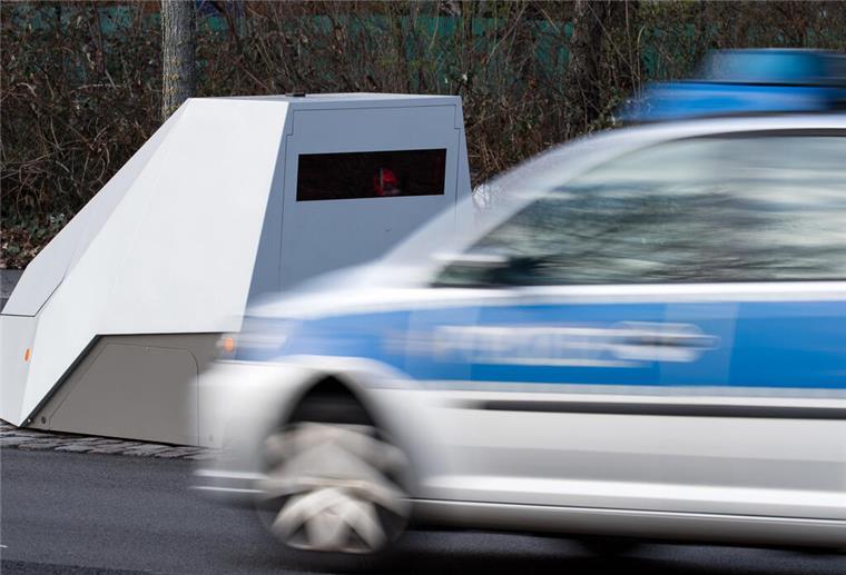 Achtung Autofahrer! Hier wird diese Woche in Bremerhaven geblitzt Blitzer im Einsatz: Mobile Blitzer in Bremerhaven sorgen für Tempokontrollen auf der Barkhausenstraße und weiteren Straßen.