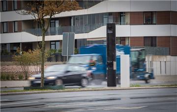 Blitzeranlage in der Columbusstraße Bremerhaven gegenüber vom Deutschen Auswandererhaus und Hotel "The Liberty" vor der Inbetriebnahme mit neben dem Blitzer installierter Stromversorgung (weißer Kasten). 