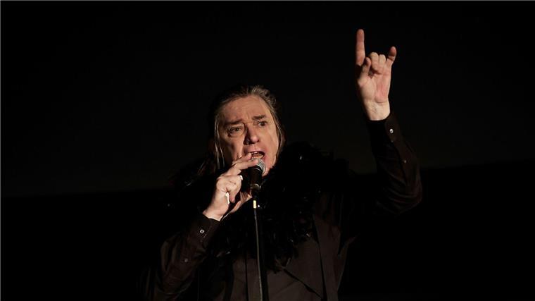„Bescheuert“ - Blixa Bargeld hält nichts von KI-Songtexten Blixa Bargeld schreibt seine Texte lieber selbst.