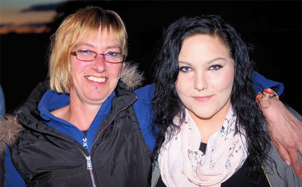 Blond und Schwarz passen zusammen. "Rock in den Mai" in Sievern, 2018....