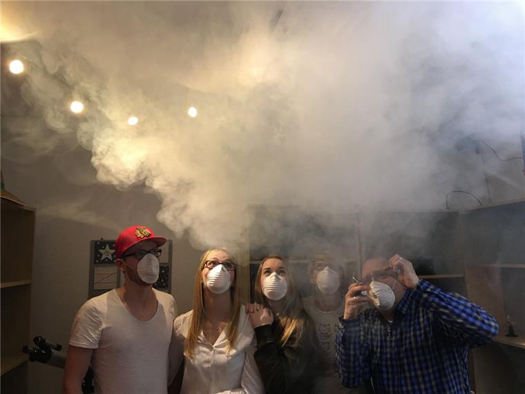 Mitten in Bremerhaven: Abenteuer im Escape-Room Bloß raus aus dem Escape-Room: Diese Gruppe hat das Abenteuer im "Der Spielspass" angetreten und braucht dringend den Schlüssel. Die Zeit läuft ab, der "tödliche" Nebel zieht bereits auf.