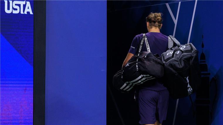 Bloß weg: Zverev trottete deprimiert aus dem Stadion.