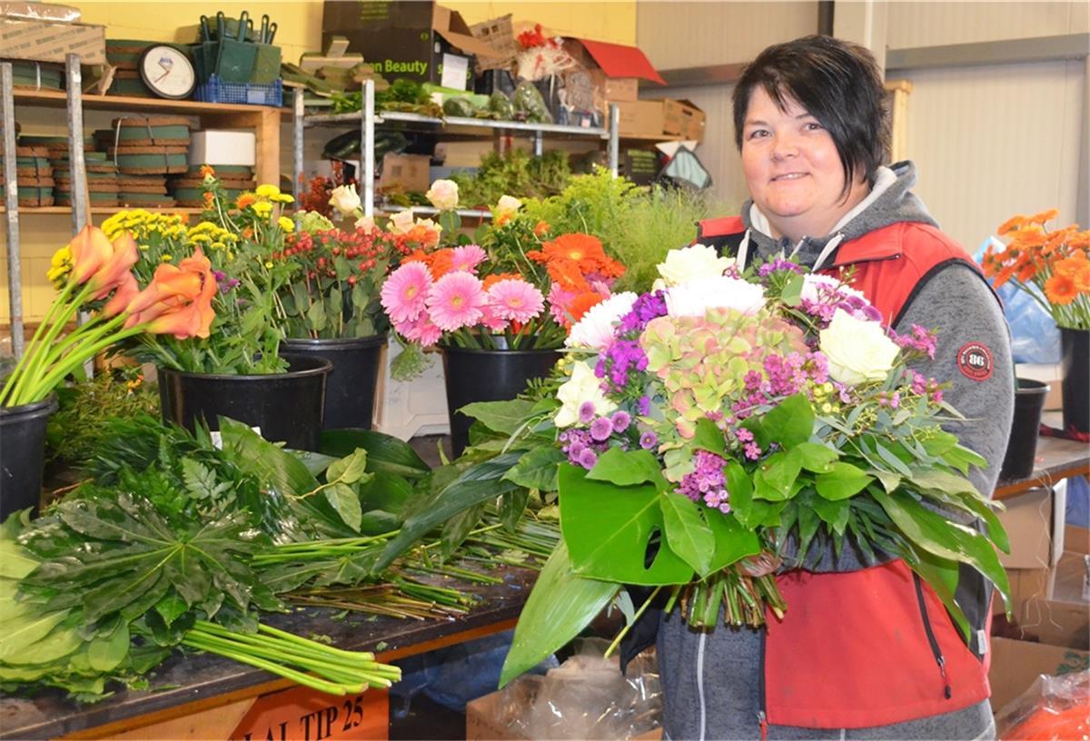 Farbenpracht frisch geschnürt Blütenpracht in ihrer ganzen Fülle verspricht der "Fernsehstrauß" der Blumenstraußmanufaktur bei Blumen Peters. Morgens um zehn stellt Christin Notosch im üppigen Strauß zusammen, was die Seele des Betrachters mit Freude erfüllt.