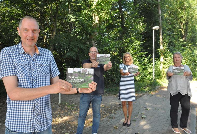 Blumen, Büsche und Bäume sind viel schöner als Kies im Garten. Tipps für eine naturnahe Gartengestaltung bietet die Broschüre "Vorgärten in Nordenham", die der Nabu zusammen mit der Stadt Nordenham herausgegeben hat. Unser Bild zeigt (von links) Thorsten Röben und Detlef Glückselig vom Nabu, Nordenhams Baudezernentin Ellen Köncke und die Sprecherin der Nabu-Ortsgruppe Nordenham/Butjadingen, Conny Wefer.