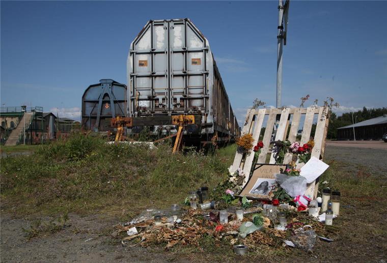 Blumen vor einem Eisenbahnwaggon