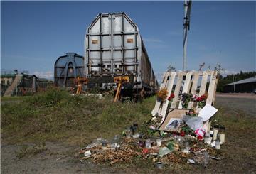 Blumen vor einem Eisenbahnwaggon