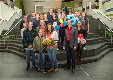 Blumen für den fünfmillionsten Besucher: Natalie Koop (Mitte) und ihre Familie erhielten vom Geschäftsführer des Klimahauses, Arne Dunker (rechts), eine Jahreskarte für den Besuch der Einrichtung.