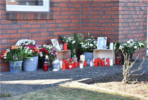 Blumen, Kerzen und Fotos erinnern vor ihrem Wohnhaus an Ekaterina Baumann.