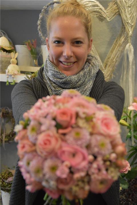 Floristin Annika Daut und ein wunderschöner Blumensrauß aus Ranunkeln.