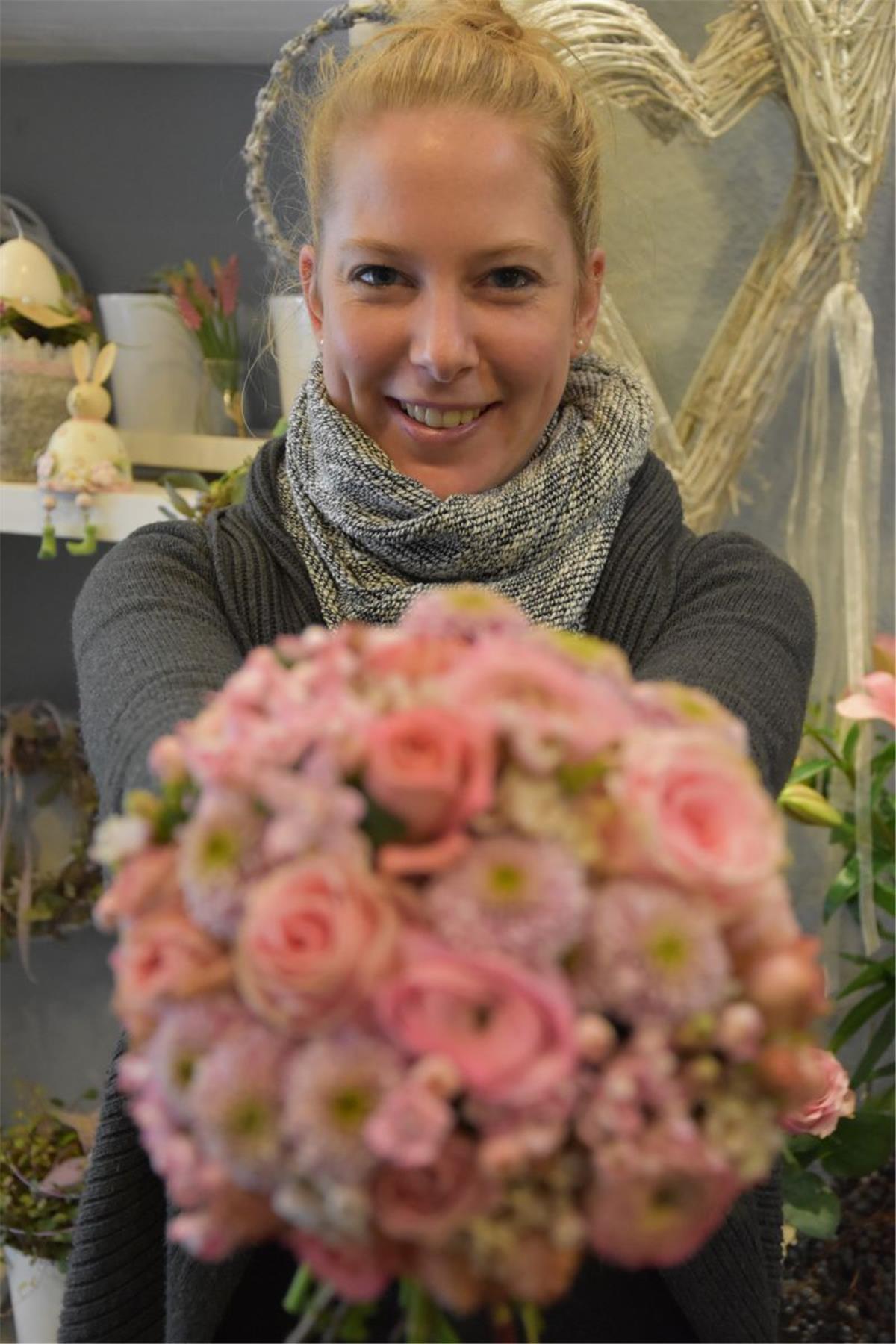 Floristin Annika Daut und ein wunderschöner Blumensrauß aus Ranunkeln.