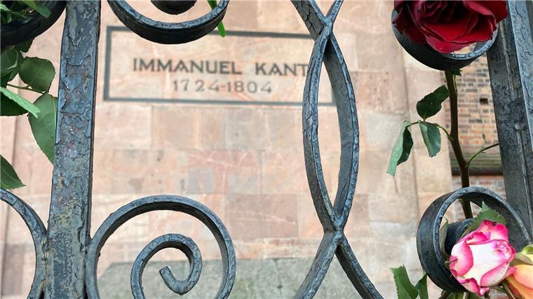 Frieden denken: Immanuel Kant bleibt aktuell Blumen schmücken die Grabstelle von Immanuel Kant in Kaliningrad.