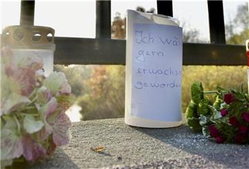 Blumen und Kerzen an der Amtsbrücke. Nur noch tot konnte ein vierjähriger Junge am 5. November aus der Wümme geborgen werden. Gegen seine Mutter wird ermittelt. Polizei und Staatsanwaltschaft hoffen auf Hinweise von Zeugen.