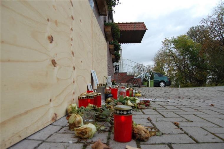 Blumen und Kerzen: Anfang des Monats ist bei der Gaststätte Seefelder Schaart ein junger Mann ums Leben gekommen. 