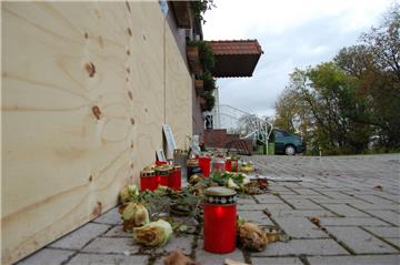 Blumen und Kerzen: Anfang des Monats ist bei der Gaststätte Seefelder Schaart ein junger Mann ums Leben gekommen. 