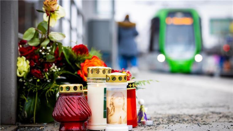 Tödlicher Schuss an Haltestelle: Verdächtiger identifiziert Blumen und Kerzen liegen an einem Bahnsteig der Stadtbahnhaltestelle „Fiedelerstraße“.