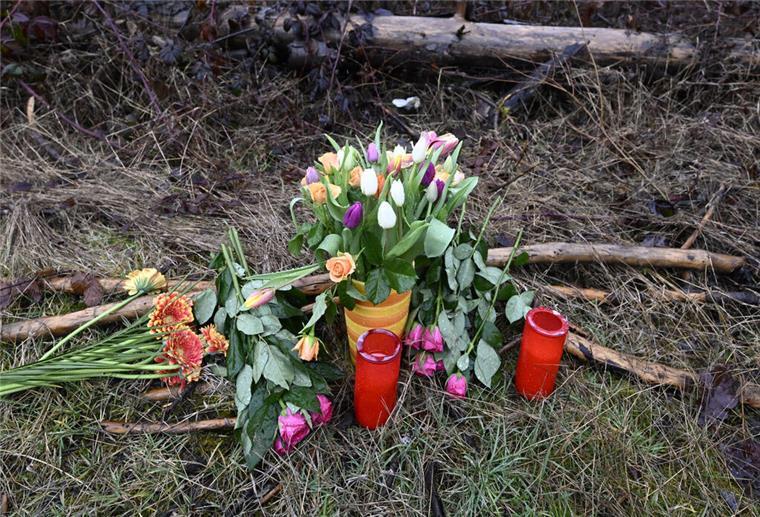 Blumen und Kerzen wurden am Fundort des getöteten Mädchens Luise niedergelegt.