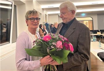 Blumen vom Vorgänger: Wolf Vogel gratuliert Hella Rosenbrock. Die 58-Jährige ist neue Bürgermeisterin in Tarmstedt.