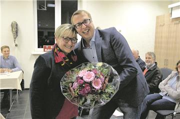 Blumen zum Abschied für die langjährige Weggefährtin im Gemeinderat: Irene Barth und ihr Nachfolger Friedhelm Brunckhorst.