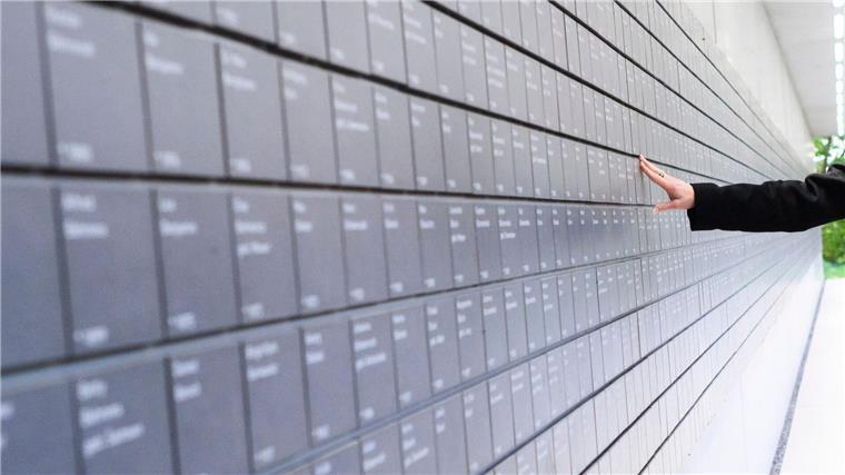 Blumenkränze zum Gedenken an die Opfer des Holocausts wurden in der vergangenen Woche in Hannover zerstört und beschädigt. (Archivbild)