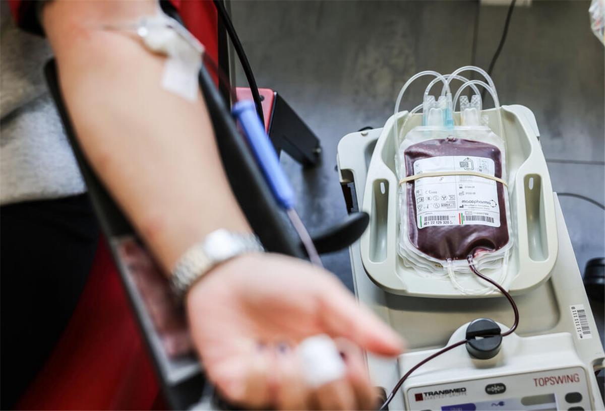 Blutspenden in Deutschland: Wer darf, wie oft - und was dabei wichtig ist Ein Mensch spendet Blut.
