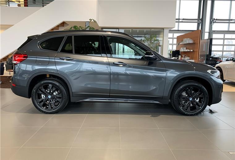 Seitenansicht schwarz-grauer BMW X1 im Autohaus