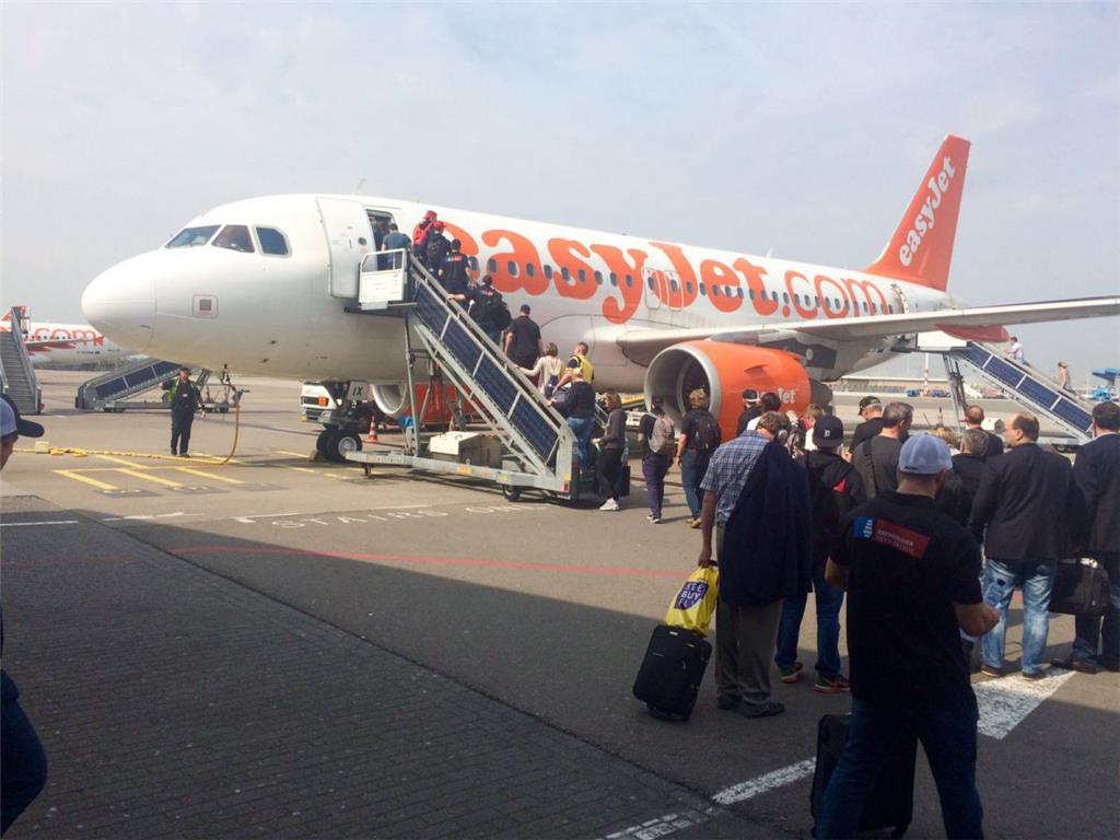 Boarding am Amsterdamer Flughafen mit den Fischtown Pinguins.