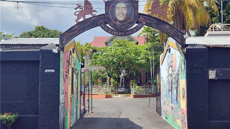 „Es sprang ein Funke über“: Bob Marley vor 80 Jahren geboren Bob Marleys Konterfei ziert das Eingangstor zu seinem früheren Haus in Kingston, dem heutigen Bob Marley Museum. (Archivbild)