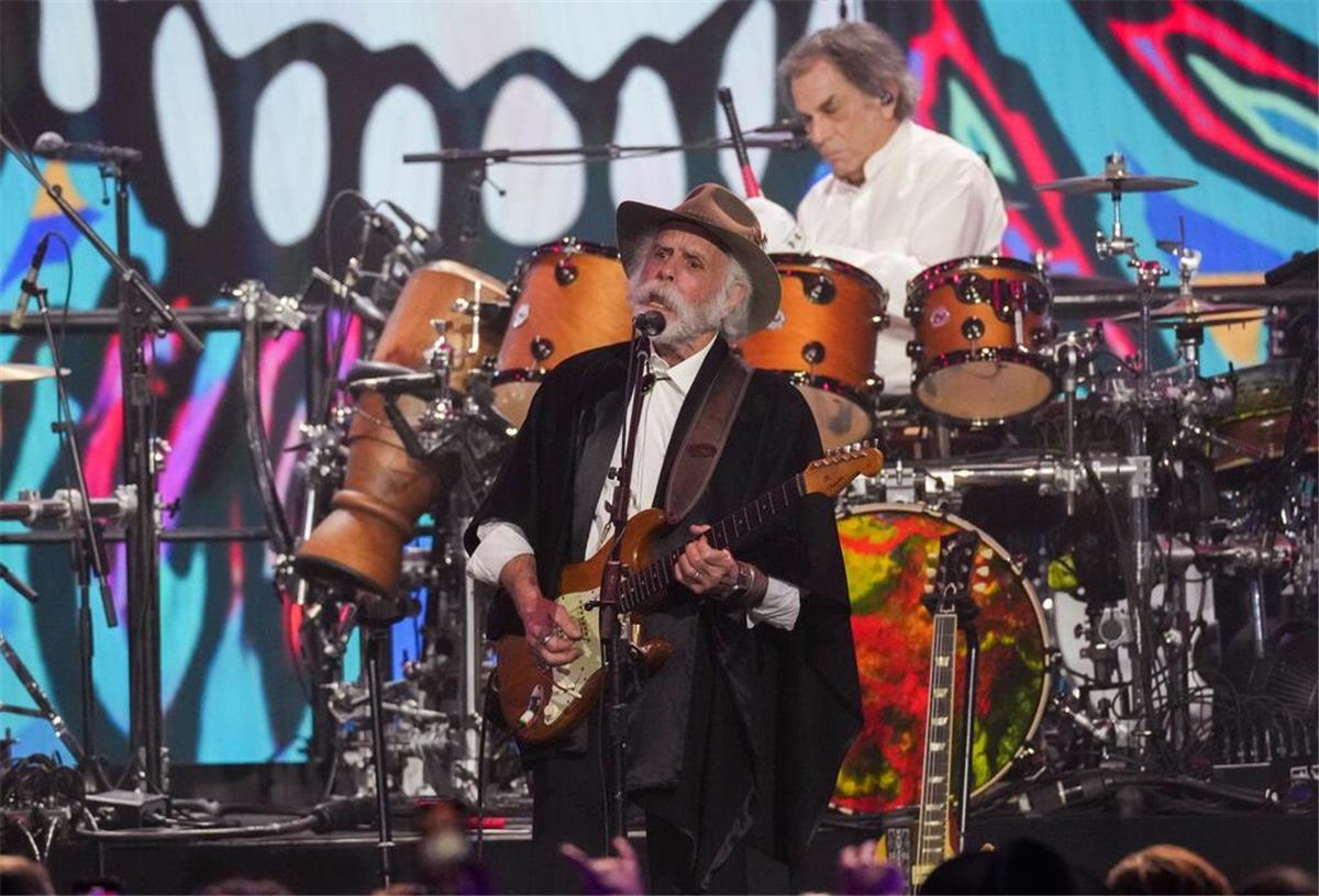 Musiker von Grateful Dead als „Personen des Jahres“ geehrt Bobby Weir (vorn) und Mickey Hart von Grateful Dead standen bei der Gala in Los Angeles auf der Bühne.