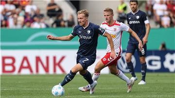 Bochums Lukas Daschner behauptet den Ball.
