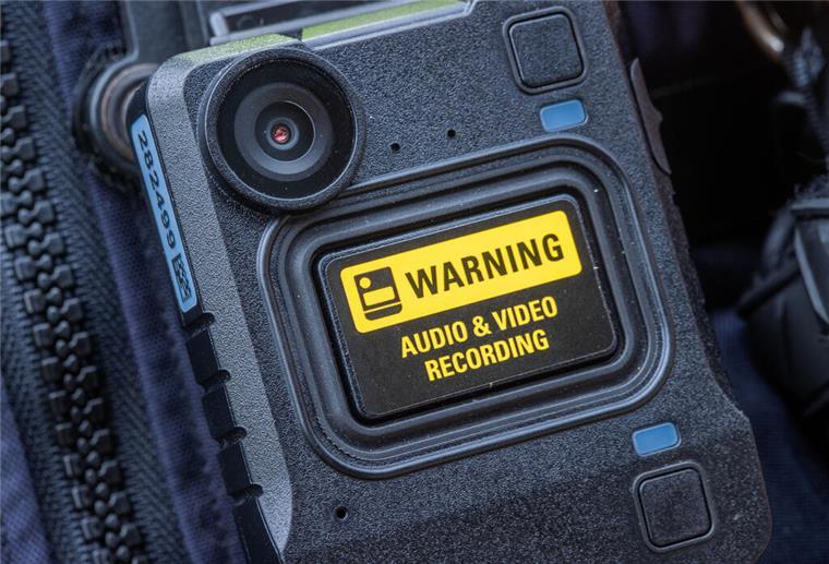 Bodycams für Mitarbeiter des Ordnungsamts in Bremerhaven Bodycams sind kleine Kameras, die am Körper getragen werden.