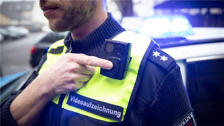 Bodycams und Co. – Polizei soll mehr Befugnisse bekommen Bodycams sollen Polizeieinsätze transparenter machen. (Archivbild)